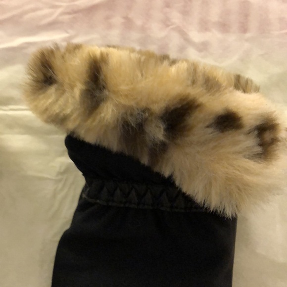Gloves in black stretchy material with fur and leather trim, fleece lined - Picture 3 of 5